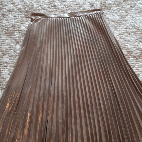 CHAPS Shiny Gold Metallic Flowy Pleated Accordion Fold Midi Skirt - Size Medium - Picture 7 of 12